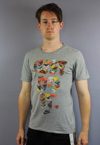 VINTAGE NIKE T SHIRT IN GREY WITH SHOE BOX PRINTING. SIZE S.