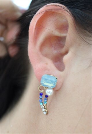 BLUE GEMS CURVED STUD EARRINGS