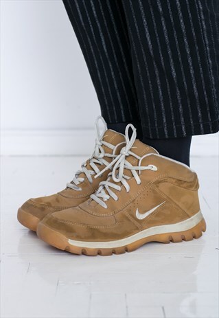 VINTAGE BROWN NIKE BOOTS