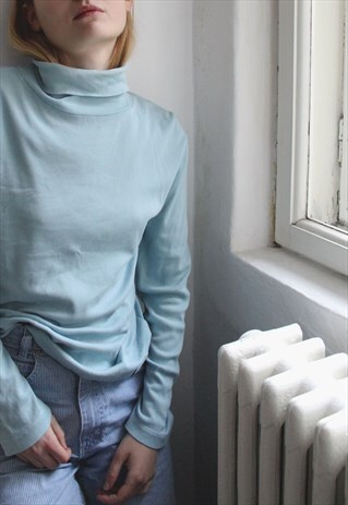 LIGHT BLUE TURTLENECK TOP