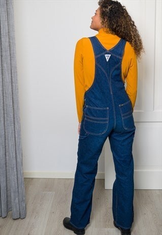 VINTAGE 90S DENIM DUNGAREES TROUSER IN BLUE WITH BACK LOGO