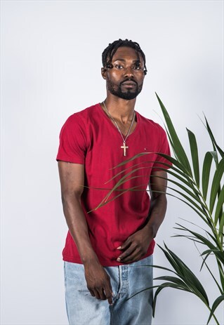 VINTAGE TOMMY HILFIGER T-SHIRT IN RED WITH A V-NECK