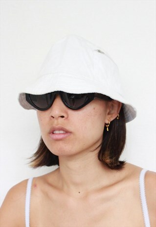 WHITE BUCKET HAT WITH ZIPS