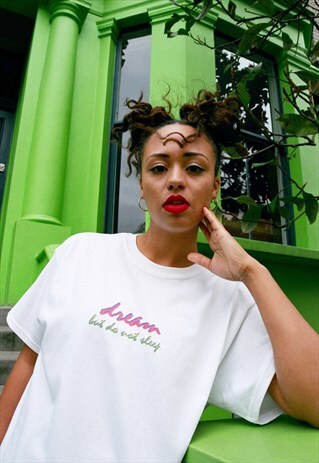 90S LOGO DESIGN PRINTED ON TO A WHITE SHORT SLEEVED T-SHIRT