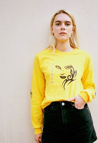 LONG SLEEVE T-SHIRT IN GOLD WITH 90S TRIBAL