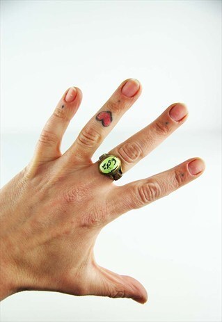 VINTAGE ETHNIC BOHO LIME OVAL ENGRAVED STONE RING -M