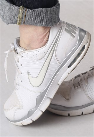 NIKE TRAINERS UK 8.5 , US 9.5 . (DBL)