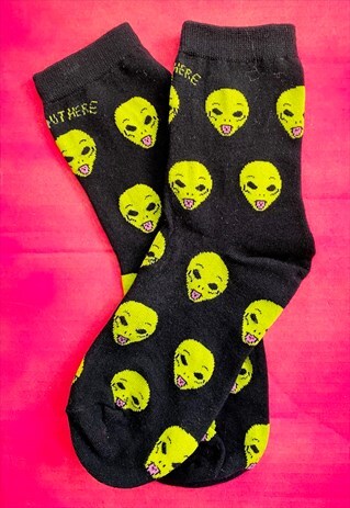 VINTAGE INSPIRED SOCKS WITH ALIEN PRINT IN BLACK AND GREEN