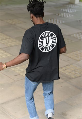 STAMP LOGO T-SHIRT IN BLACK.