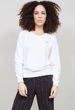 VINTAGE WHITE CLASSIC 90'S NIKE SWEATER