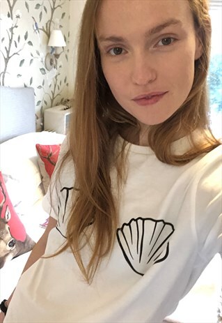 UNISEX T-SHIRT IN WHITE WITH SHELL SLOGAN IN BLACK