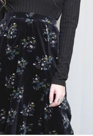 VINTAGE 1970'S NAVY FLORAL VELVET A-LINE MIDI SKIRT