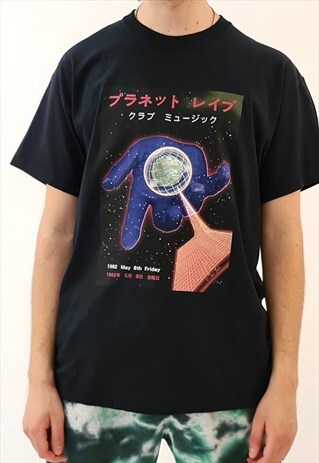 PLANET RAVE JAPAN GRAPHIC PRINT 90S RAVE T-SHIRT IN BLACK