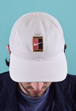 VINTAGE NIKE WHITE EMBROIDERED CAP