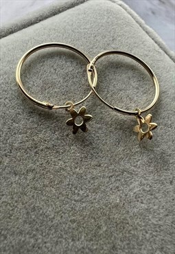 9ct yel gold sleepers with hanging flower charm