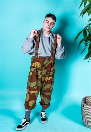 VINTAGE CARGO TROUSERS IN KHAKI GREEN CAMOUFLAGE PATTERN