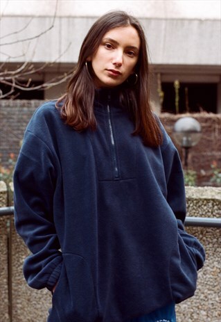 FLEECE IN NAVY WITH FLEECE LINED POCKETS WOVEN LABEL DETAILS