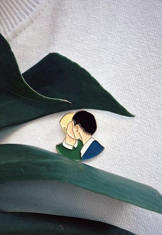 ENAMEL PIN KISS