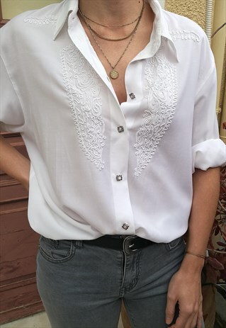 90S WHITE EMBROIDERED BUTTON UP SHIRT WITH STATEMENT BUTTONS