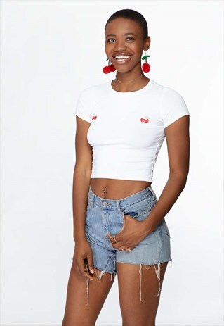 CHERRY EMBROIDERED SHORT-SLEEVED CROP TOP T-SHIRT IN WHITE