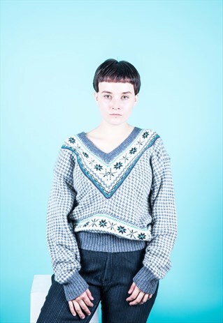 VINTAGE 1980S JUMPER IN A GREY AND WHITE PATTERN