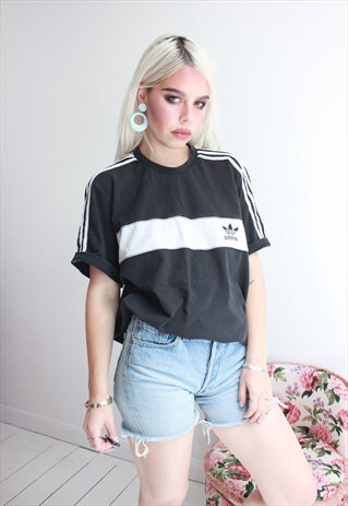 VINTAGE 90S / Y2K BLACK ADIDAS T-SHIRT