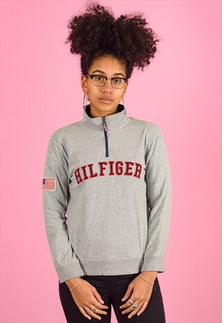 VINTAGE TOMMY HILFIGER SPELL OUT 1/4 ZIP SWEATSHIRT