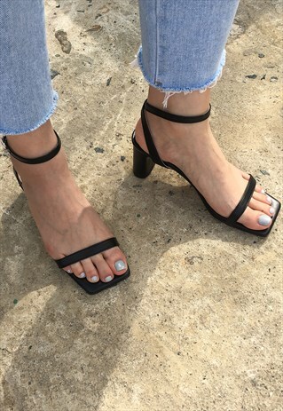 SQUARE MIDDLE HEEL STRAP SANDALS