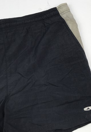 VINTAGE ADIDAS SHORTS IN BLACK WITH POCKETS AND PATCH LOGO.