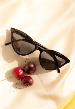 DELICATE RIM CAT EYE SUNGLASSES BLACK