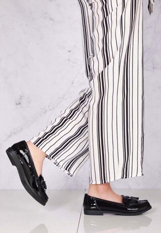 FLAT FRINGE TOGGLE LOAFER IN BLACK PATENT