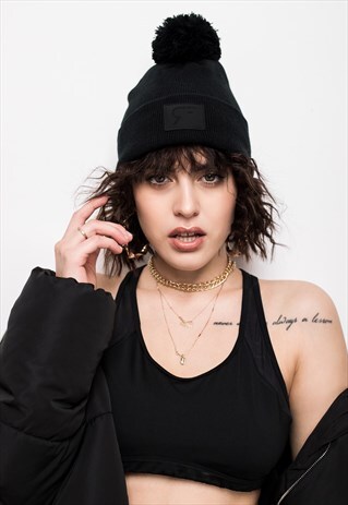 WINTER BEANIE WITH POMP IN BLACK