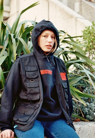 UTILITY VEST IN BLACK WITH EMBROIDERED DBDNS LOGO DESIGN
