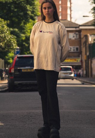 CHAMPION USA SPELLOUT SWEATSHIRT IN CREAM AND BLACK