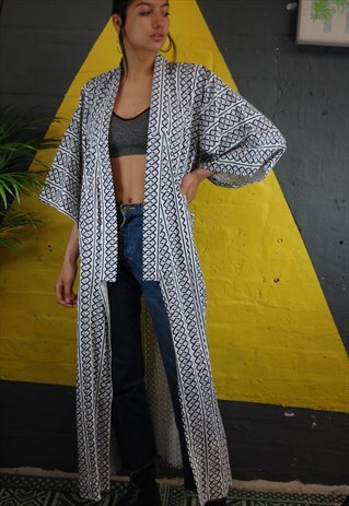 WHITE AND NAVY KIMONO