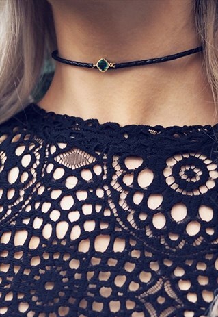 MAYA. EMERALD HIDDENITE BLACK LEATHER CHOKER IN GOLD