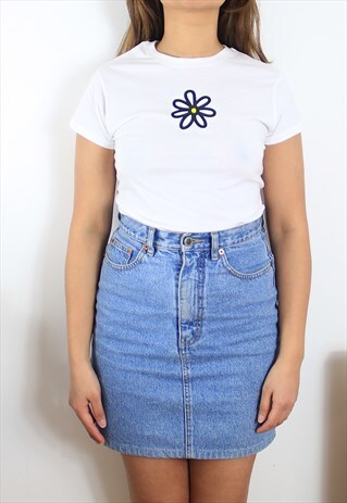 CUTE MINI DAISY FLOWER FITTED T SHIRT IN WHITE
