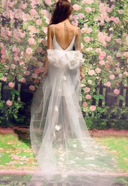 Fitted wedding dress with bow