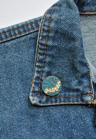 BLUE VINTAGE FEMINIST PIN, 80S METAL ROUND BADGE