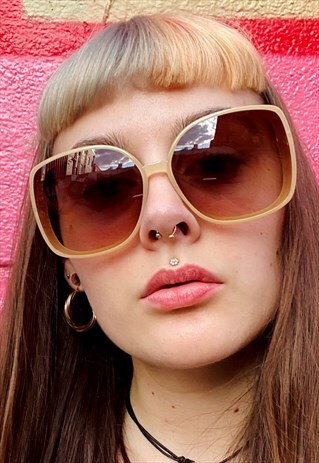 VINTAGE INSPIRED SUNGLASSES BIG SQUARE SHAPE IN CREAM UV400