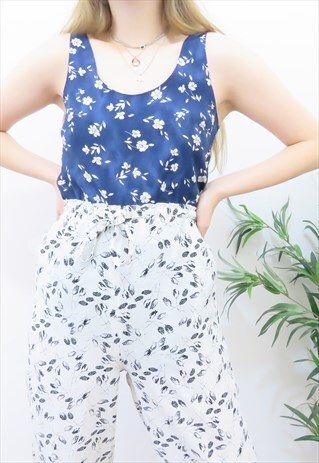 90S VINTAGE NAVY & WHITE FLORAL SLEEVELESS BLOUSE TOP