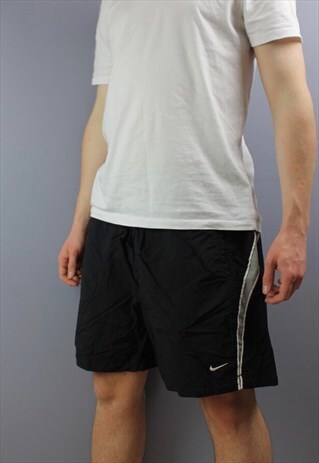 VINTAGE NIKE SHORTS IN BLACK WITH EMBROIDERED LOGO, POCKETS,