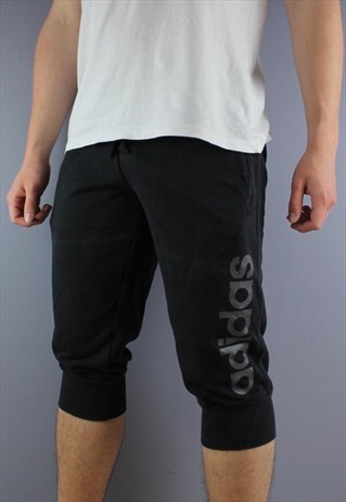 VINTAGE ADIDAS 3/4 LENGTH SHORTS IN BLACK WITH POCKETS AND P