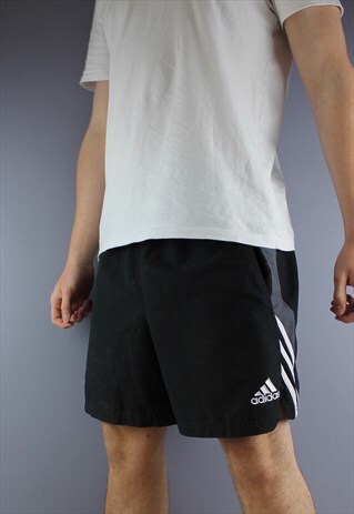 VINTAGE ADIDAS SHORTS IN BLACK WITH POCKETS AND EMBROIDERED