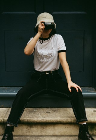 ORGANIC UNISEX T-SHIRT IN WHITE WITH BEE EMBROIDERY