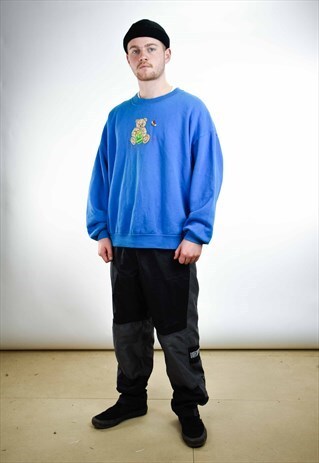 90'S VINTAGE EMBROIDED TEDDY BEAR BLUE SWEATSHIRT UNISEX