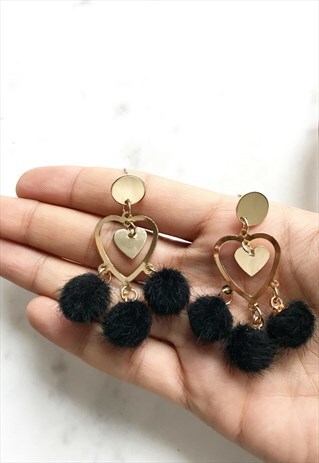 GOLD DANGLING EARRINGS WITH BLACK POM POMS AND HEART DETAIL
