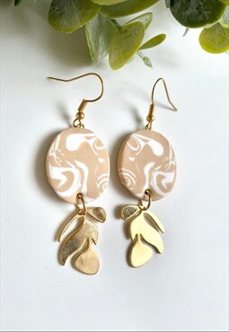 Cream earrings with golden leaves detail 