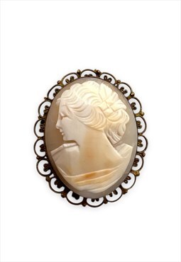 Vintage Pendant / Brooch Oval cameo lady