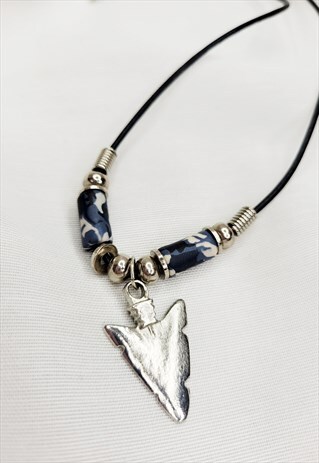VINTAGE Y2K ARROW PENDANT CAMO BEADS NECKLACE